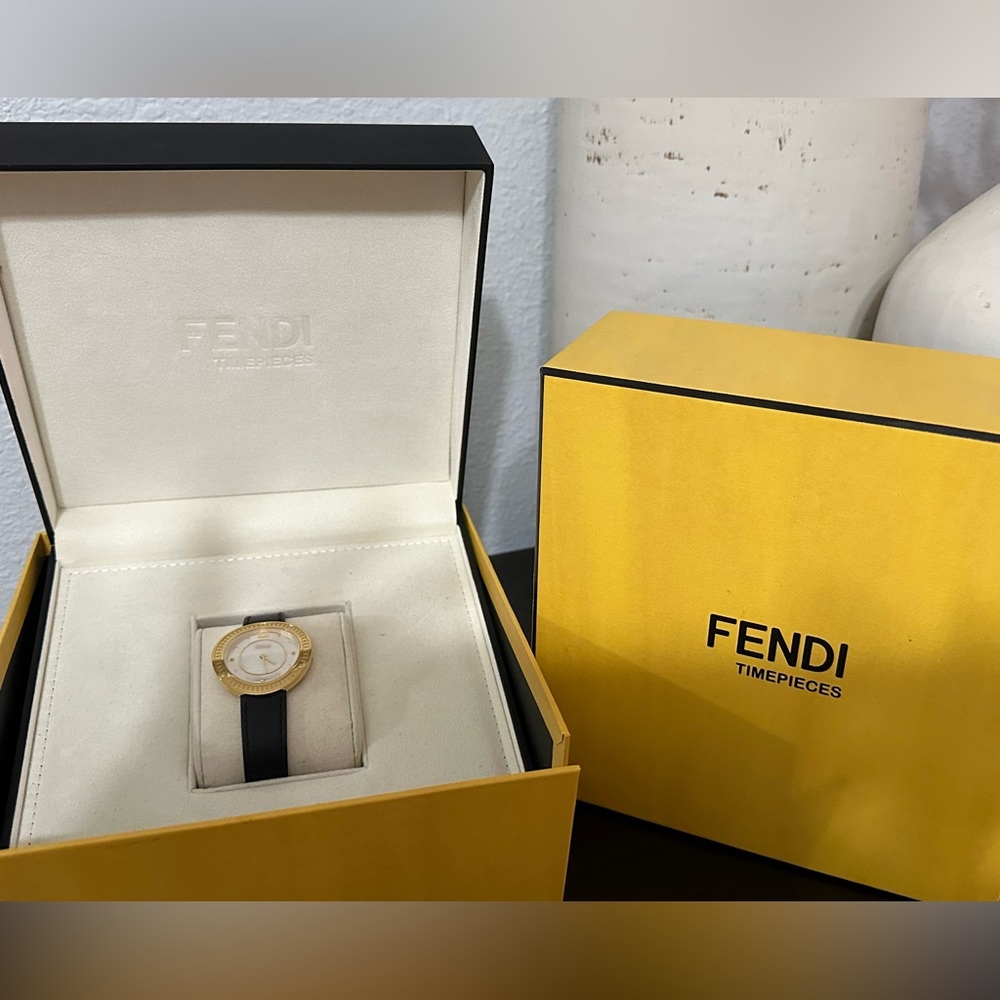 SOLD‼️🌸FENDI LEATHER WATCH🌸